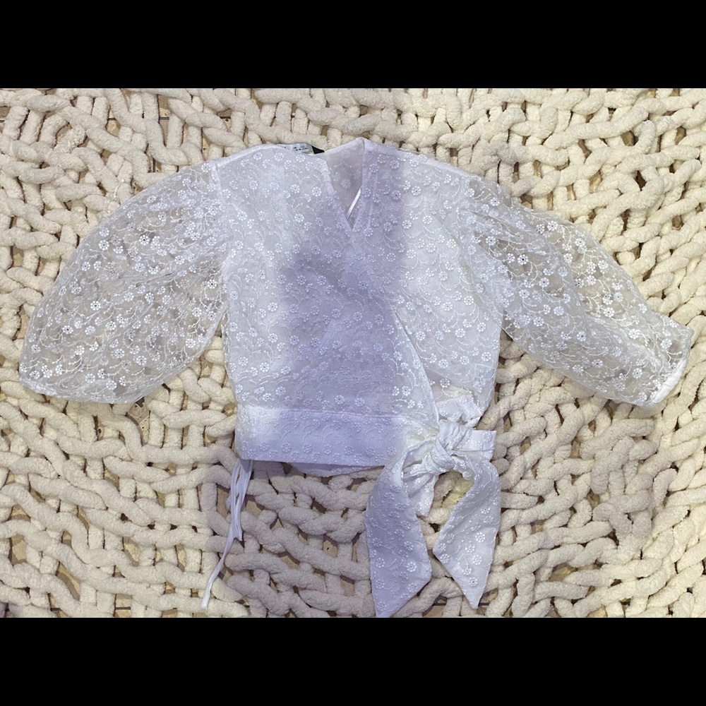 Cutest Zara puff sleeve top